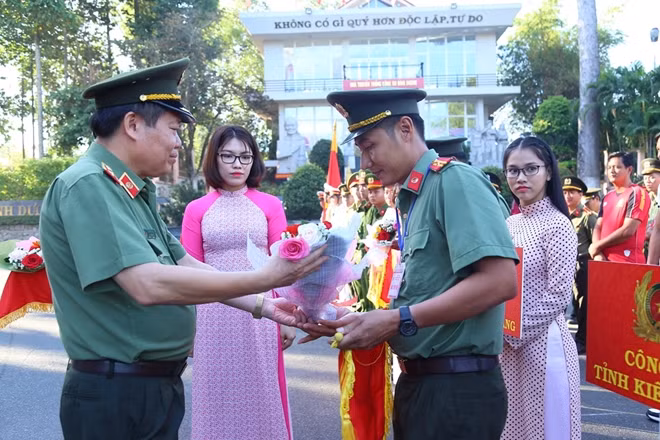 Thiếu tướng Đào Gia Bảo, Cục trưởng Cục Công tác Đảng và Công tác Chính trị tặng hoa cho các đội bóng chuyền