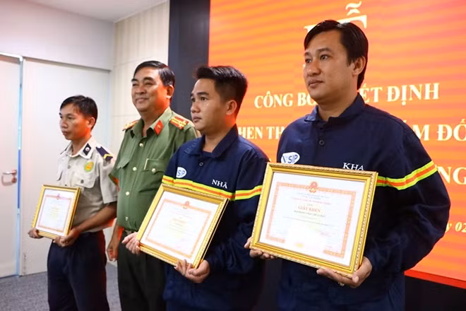 Các tập thể, cá nhân được khen thưởng