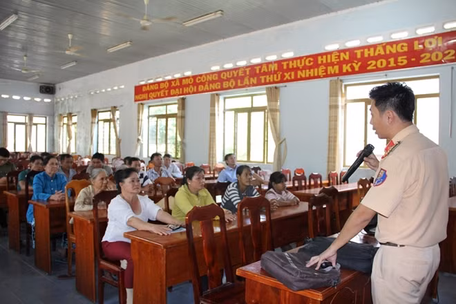 Đại úy Nguyễn Tuấn Anh tuyên truyền pháp luật an toàn giao thông cho người dân
