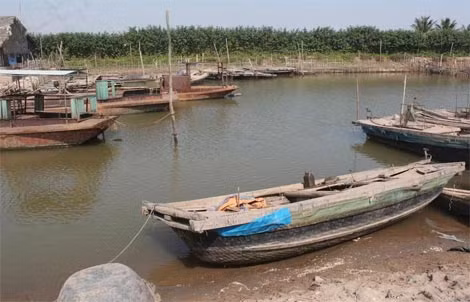 Chiếc thuyền bị đắm, khiến 6 người cào ngao bị thiệt mạng sáng 16/12.