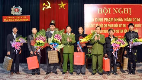 Thiếu tướng Đỗ Tá Hảo, Cục trưởng cục C86, Tổng cục VIII Bộ Công an; Đại tá Nguyễn Quốc Đạt, tặng hoa, quà cho các gia đình thân nhân tham dự Hội nghị.