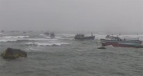 Một tàu cá mắc cạn trên gành san hô. Một tàu cá mắc cạn trên gành san hô.