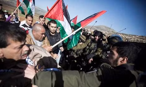 Hình ảnh lính biên phòng Israel dùng bạo lực dẫn đến cái chết của ông Ziad Abu Ein.