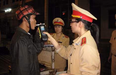 CSGT kiểm tra nồng độ cồn của người tham gia giao thông.