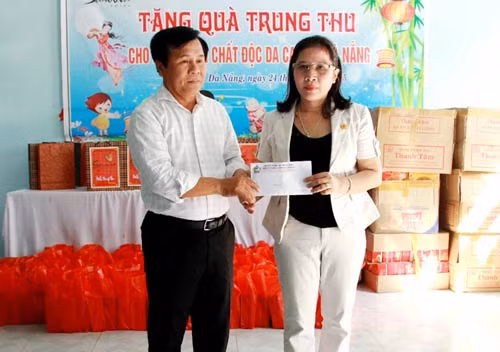 Ông Thân Hóa, giám đốc Cty 545 trao tặng 20 triệu đồng cho Hội NNCĐ DC/DIOXIN Đà Nẵng nhân dịp Trung thu.