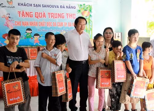 Ông Thân Đức Nam Phó chủ nhiệm Văn phòng Quốc hội tặng quà Trung Thu cho trẻ em NNCĐ DC/DIOXIN Đà Nẵng vào chiều ngày 24/9.