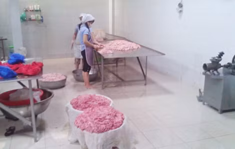 Một cơ sở SX, chế biến lạp xưởng trộn hoá chất phụ gia không rõ nguồn gốc được lực lượng PC49 Công an TP Hồ Chí Minh phát hiện.