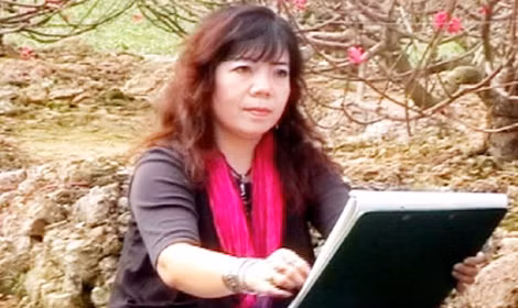 Họa sĩ Mai Hương vẽ vườn đào.