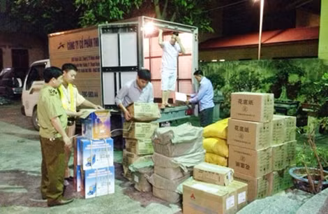 Cảnh sát giao thông kiểm tra số hàng hóa không có hóa đơn chứng từ