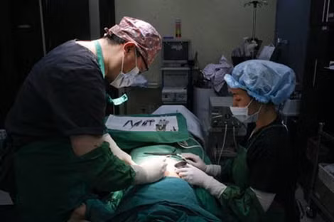 Bác sĩ Hong Jung Geun (trái) đang can thiệp xóa sẹo ở bụng của bà Choi Ri-ahn.