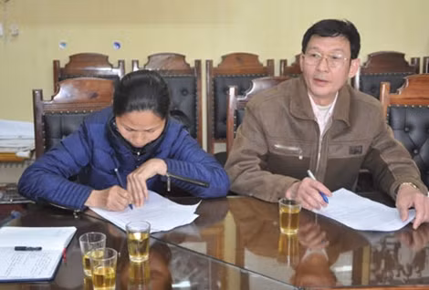 Vũ Thị Hòa ký biên bản làm việc với Đoàn kiểm tra liên ngành của UBND thị xã Phúc Yên.