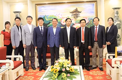 Thứ trưởng Thường trực Đặng Văn Hiếu, Giám đốc ĐHCSQG Hàn Quốc Bếch Sưng Hô và các đại biểu tại buổi tiếp.