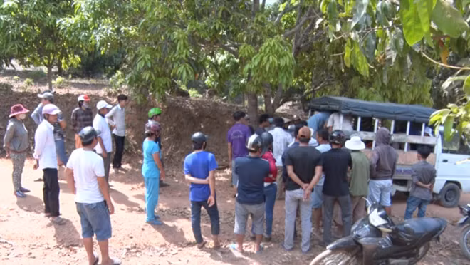 Người thân nạn nhân đưa thi thể về nhà an táng.
