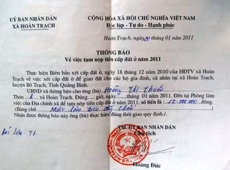 Giấy thông báo nộp tiền do Chủ tịch UBND xã Hoàng Đức ký và cán bộ địa chính xã Nguyễn Ngọc Sơn thu của người dân, nhưng hiện không biết số tiền đó đang ở đâu?