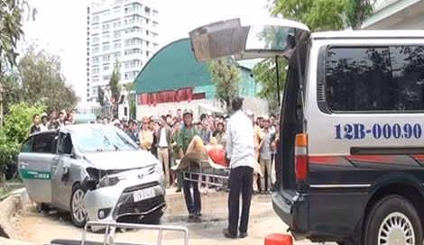 Chiếc xe taxi gặp nạn được trụ vớt lên bờ.