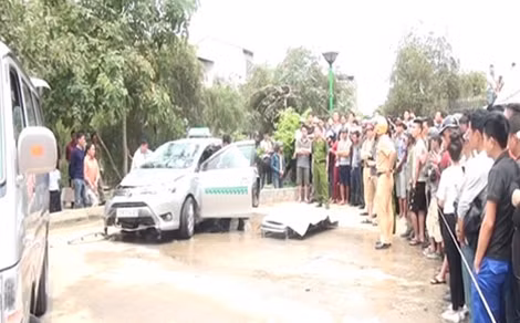 Lực lượng chức năng đưa thi thể các nạn nhân đã được trục vớt ra khỏi xe taxi để đi làm công tác khám nghiệm