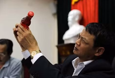 Phó cục trưởng Cục ATTP Lê Văn Giang với chai nước.