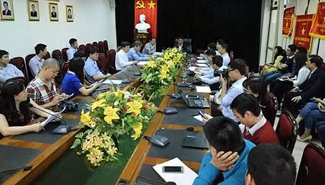 Các nhà báo dự cuộc họp.