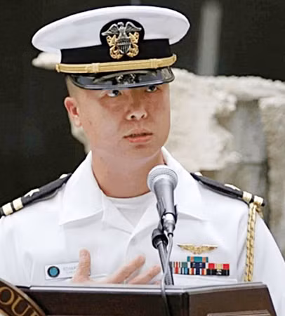 Thiếu tá Hải quân Edward C. Lin.