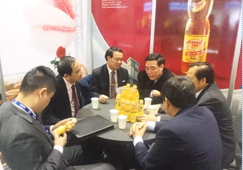 Ban giám đốc Tập đoàn Sao Mai họp bàn chiến lược xuất khẩu dầu cá.