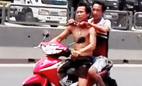 Đối tượng Chu Văn Sơn dùng dao, kéo kề vào cổ khống chế anh Nguyễn Văn Quảng