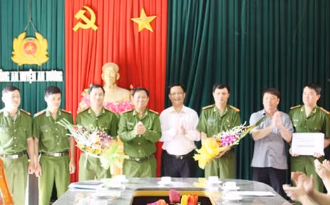 Khen thưởng tổ chuyên án.