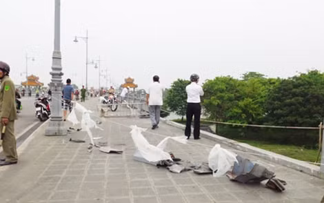 Khu vực lan can cầu Dã Viên bị xe đầu kéo tông gãy.