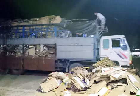 Hơn 100 thùng gạch nung nhập lậu được ngụy trang, cất giấu trong thùng xe chở phế liệu.