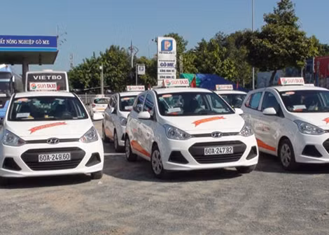 Hàng loạt tài xế hãng Suntaxi đình công do thu nhập quá thấp.