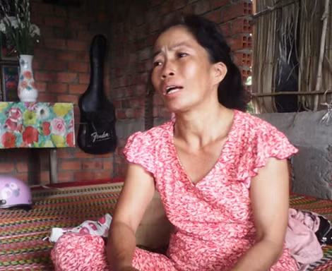 Bà Thúy đau đớn nghẹn ngào trước thảm cảnh của gia đình mình.