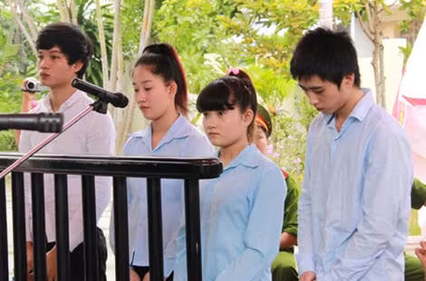 4 bị cáo Huy, Huyền, Lài, Thuận tại phiên tòa sơ thẩm.