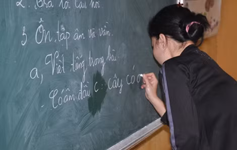 Quá nửa đời người chị Thu mới biết viết những chữ đầu tiên.