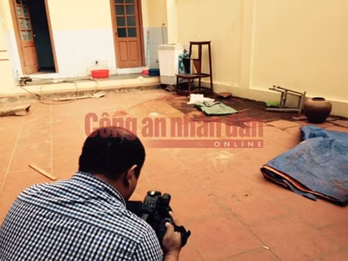 Các cơ quan chức năng đang khám nghiệm hiện trường.