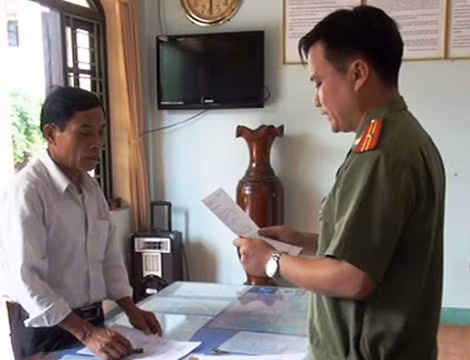 Cơ quan ANĐT đọc lệnh khởi tố bị can đối với ông Đoàn Quốc Dũng.