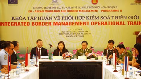 Các đại biểu tham gia Khóa Tập huấn “Phối hợp kiểm soát biên giới” cho cán bộ thực thi pháp luật các nước ASEAN tại Hà Nội ngày 7-12.
