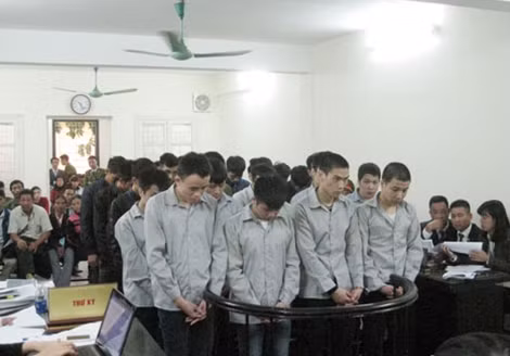 Bị cáo Thanh và đồng bọn tại phiên xử ngày 7-12.