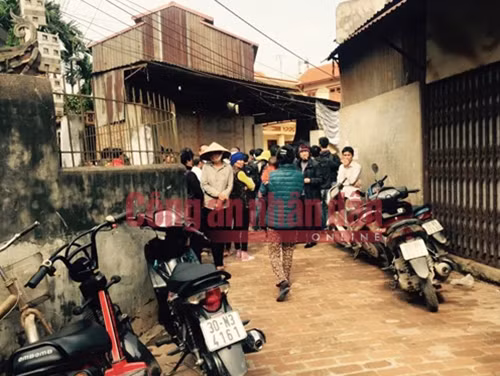 Người dân đến chia buồn với gia đình nạn nhân.