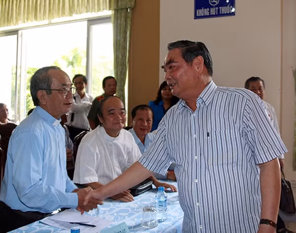 Đồng chí Lê Hồng Anh, Thường trực Ban Bí thư hỏi thăm cử tri là chức sắc tôn giáo huyện Vĩnh Thạnh.