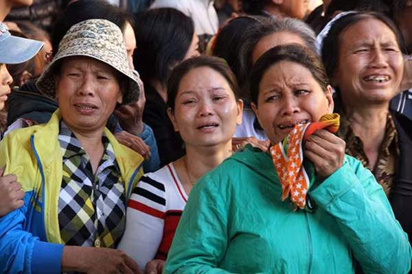 Khóc thương các nạn nhân.