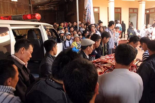 Đưa thi thể các nạn nhân về gia đình.