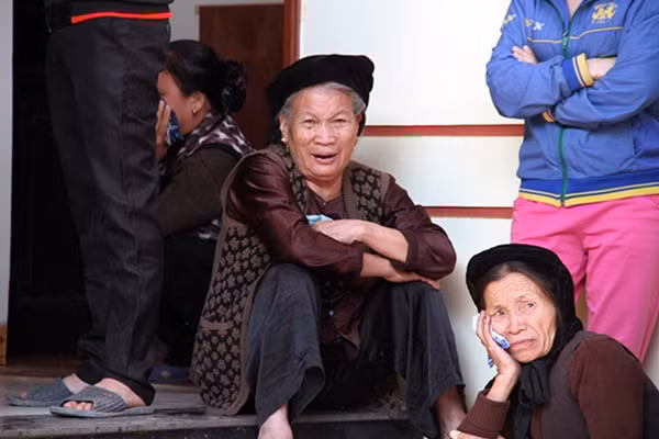 Người thân gia đình ông Nguyễn Lương Chuân đau xót trước sự ra đi của 2 bố con.
