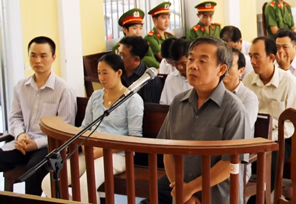 Ông Nguyễn Thế Thắng, nguyên Giám đốc một ngân hàng có chi nhánh tại Sóc Trăng, trước vành móng ngựa.