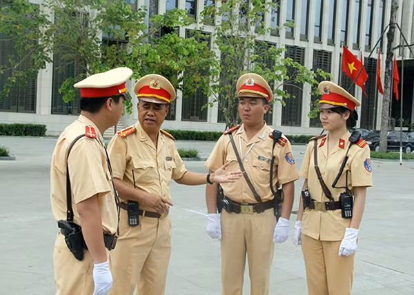 Đại tá Đào Vịnh Thắng hướng dẫn cán bộ chiến sỹ phương án điều tiết giao thông.
