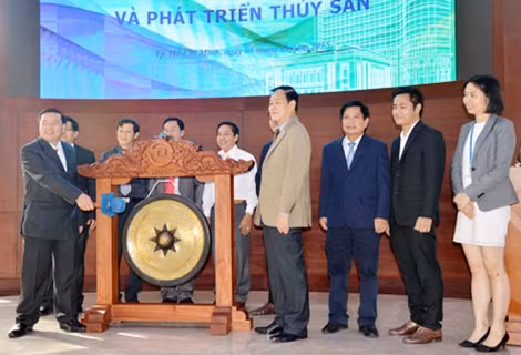 Nghi thức gõ chiêng báo hiệu cổ phiếu DAT có mặt trên sàn HOSE.