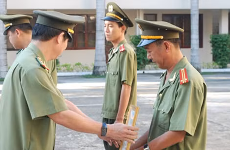Trung tá Trương Văn Xanh nhận giấy khen của Giám đốc Công an tỉnh Đồng Nai.