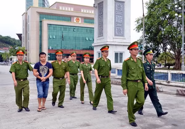 Công an tỉnh phối hợp với Biên phòng tỉnh Lào Cai trao trả đối tượng cho Công an Trung Quốc.