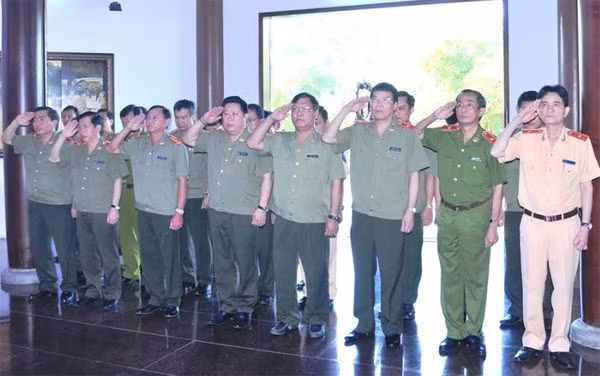 Hình 3: Đoàn công tác dành phút mặc niệm tưởng nhớ công ơn của cụ Phó bảng Nguyễn Sinh Sắc – thân sinh Chủ tịch Hồ Chí Minh vĩ đại.