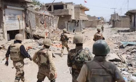 Lính Pakistan tuần tra một thị trấn ở bắc Waziristan.