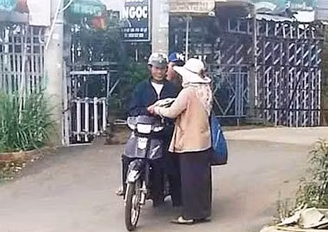 Những người phụ nữ ngày đi tới đâu đều được tín đồ facebook quay phim, ghi hình với những lời lẽ hết sức quy chụp.