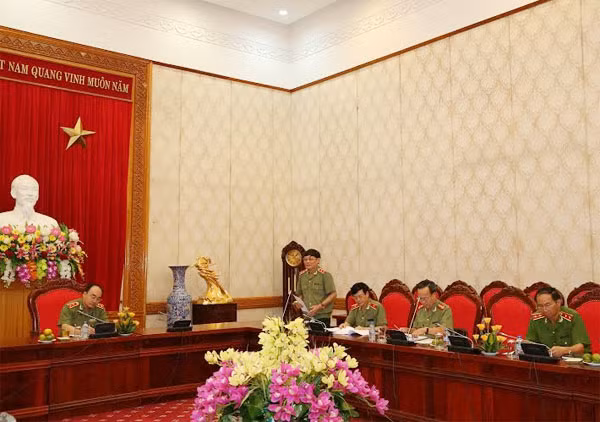Trung tướng Trần Văn Nhuận, Phó Tổng cục trưởng Tổng cục Chính trị CAND, Ủy viên Quỹ Nghĩa tình đồng đội đã công bố Quyết định của Bộ trưởng Bộ Nội vụ về việc cho phép đổi tên Quỹ. Trung tướng Trần Văn Nhuận, Phó Tổng cục trưởng Tổng cục Chính trị CAND, Ủy viên Quỹ Nghĩa tình đồng đội đã công bố Quyết định của Bộ trưởng Bộ Nội vụ về việc cho phép đổi tên Quỹ.